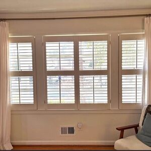 TWOPAGES Elegant White Window Shutters